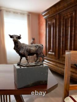 Antique-style bronze bull sculpture after the replica of Carvin