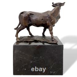 Antique-style bronze bull sculpture after the replica of Carvin