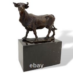 Antique-style bronze bull sculpture after the replica of Carvin