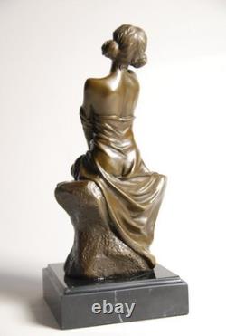 Art Nouveau - Very beautiful sculpture signed Cesaro - Very beautiful details - Bronze