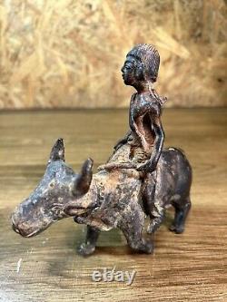 Bronze sculpture, buffalo subject, Asian art, Indochina, Vietnam, ethnic.