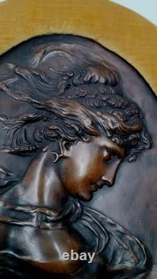 Sculpture Pair of Female Faces in Repoussé Bronze Art Nouveau