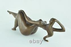 Sculpture of a Sexy Pin-up Dancer in Art Deco Style Art Nouveau Bronze