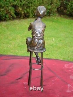 Statue Sculpture Demoiselle Pin-up with Art Deco and Art Nouveau Style Makeup