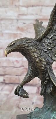 Aigle Hawk Oiseau Spread Ailes Bronze Métal Statue Sculpture Art Marbre Socle