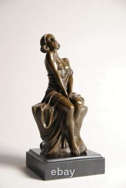 Art Nouveau- Très belle sculpture signée Cesaro- Très beaux détails- Bronze