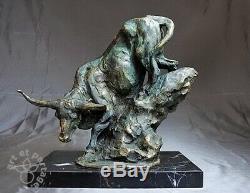 Art animalier, superbe sculpture de taureau, bronze
