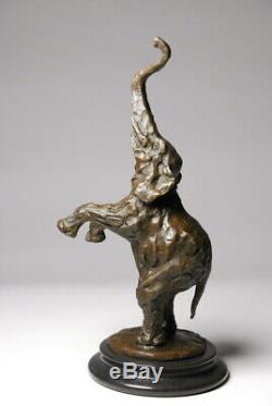 Art animalier, très bel éléphant en bronze signé Milo
