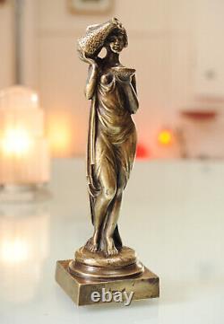 Magnifique sculpture en bronze Art Deco Porteuse d'eau