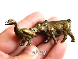 Miniature animalière en bronze cochon et oie Sculpture ancienne art animalier