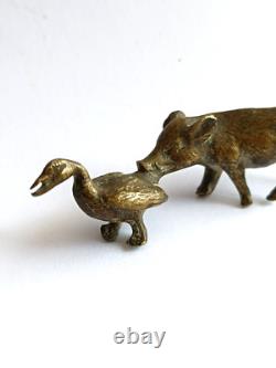 Miniature animalière en bronze cochon et oie Sculpture ancienne art animalier