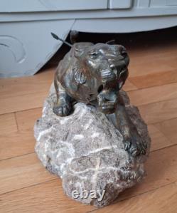 Rare sculpture art deco de Richard FATH Bronze Lionne blessée sur rocher marbre