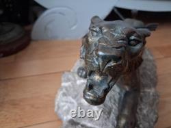 Rare sculpture art deco de Richard FATH Bronze Lionne blessée sur rocher marbre