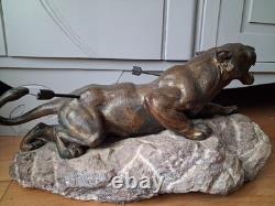 Rare sculpture art deco de Richard FATH Bronze Lionne blessée sur rocher marbre