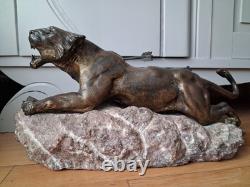 Rare sculpture art deco de Richard FATH Bronze Lionne blessée sur rocher marbre