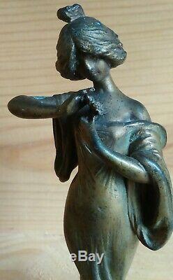 Sculpture Art Nouveau Jeune Femme à la fleur Edelweiss en bronze par Alliot 15cm