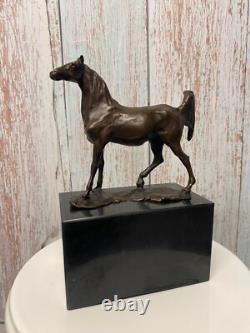 Sculpture Cheval au trot en bronze Art déco sur un socle un marbre noir Signée