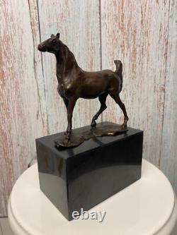Sculpture Cheval au trot en bronze Art déco sur un socle un marbre noir Signée