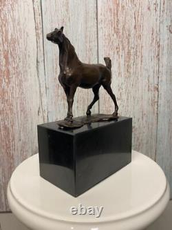 Sculpture Cheval au trot en bronze Art déco sur un socle un marbre noir Signée