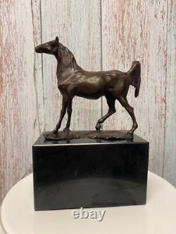 Sculpture Cheval au trot en bronze Art déco sur un socle un marbre noir Signée