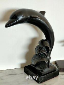 Sculpture Dauphin Bondissant En Bronze Patiné Ht 23,5. Base En Marbre Art Déco