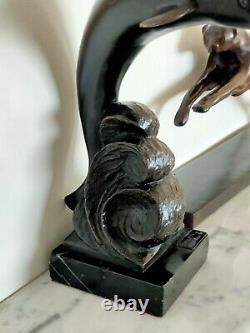 Sculpture Dauphin Bondissant En Bronze Patiné Ht 23,5. Base En Marbre Art Déco