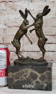 Sculpture En Bronze Art Déco Signée D'Origine De Vienne Deux Lièvres Boxant