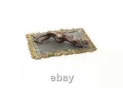 Sculpture En Bronze D'un Nu Féminin Sur Tapis Style Art Viennois