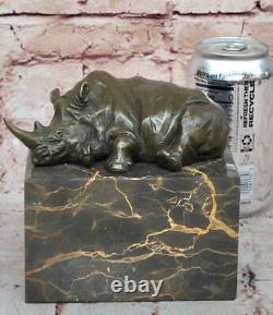 Sculpture En Bronze Rhinocéros Avec Corne Signée Originale Style Art Déco Offre