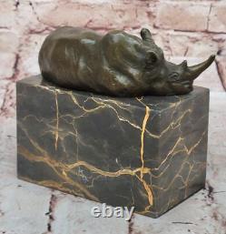 Sculpture En Bronze Rhinocéros Avec Corne Signée Originale Style Art Déco Offre