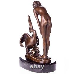 Sculpture Femme en bronze Art Déco avec pélican D'après Ernst Wenck