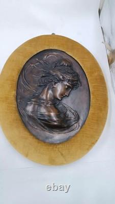 Sculpture Paire de visages féminins en bronze repoussé Art Nouveau