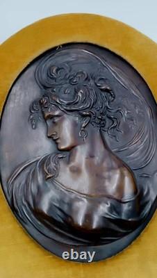 Sculpture Paire de visages féminins en bronze repoussé Art Nouveau