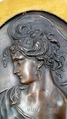 Sculpture Paire de visages féminins en bronze repoussé Art Nouveau