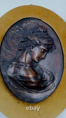 Sculpture Paire de visages féminins en bronze repoussé Art Nouveau