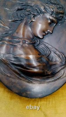 Sculpture Paire de visages féminins en bronze repoussé Art Nouveau