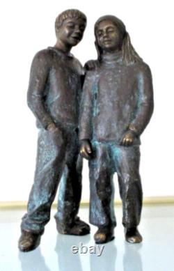 Sculpture charmant jeune couple en bronze patiné à l'antique art post moderne