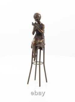 Sculpture d'une Dame sur barchair Art déco en bronze d'après Demetre Chiparus
