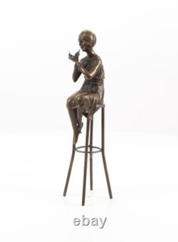 Sculpture d'une Dame sur barchair Art déco en bronze d'après Demetre Chiparus