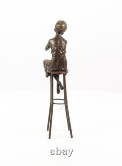Sculpture d'une Dame sur barchair Art déco en bronze d'après Demetre Chiparus
