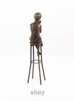 Sculpture d'une Dame sur barchair Art déco en bronze d'après Demetre Chiparus