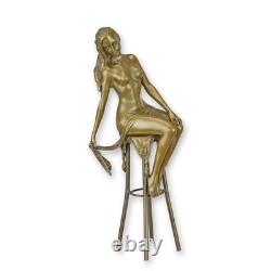 Sculpture d'une Dame sur barchair Art déco en bronze signée