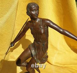 Sculpture en Bronze Art Déco Femme Semi-Nue lançant un javelot, signée Josselin