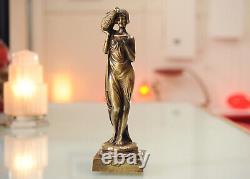 Sculpture en bronze Art Deco d'une porteuse d'eau Circa 1920