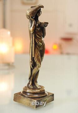 Sculpture en bronze Art Deco d'une porteuse d'eau Circa 1920