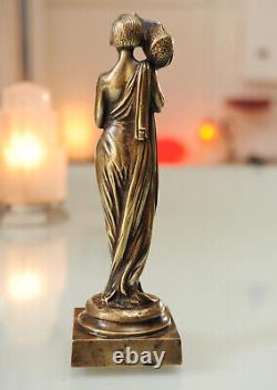 Sculpture en bronze Art Deco d'une porteuse d'eau Circa 1920