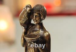 Sculpture en bronze Art Deco d'une porteuse d'eau Circa 1920