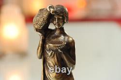 Sculpture en bronze Art Deco d'une porteuse d'eau Circa 1920