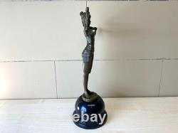 Sculpture en bronze Art Déco danseuse avec écharpe d'après Demetre Chiparus