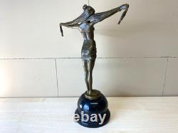 Sculpture en bronze Art Déco danseuse avec écharpe d'après Demetre Chiparus